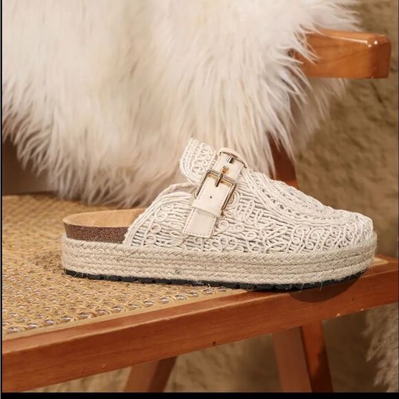 Elegant Designed Clogs In Cream - Picture 5 of 6